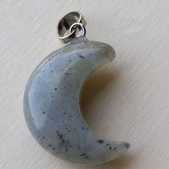 Labradorite moon pendant - Picture 2 of 13